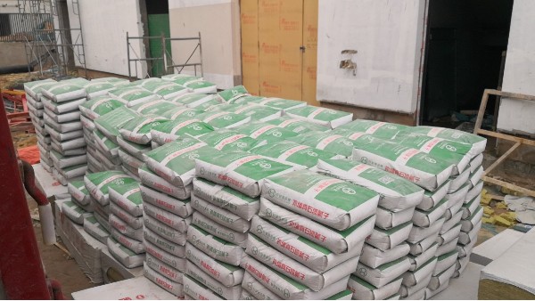 外墻真石漆膩?zhàn)邮┕r(shí)需要注意哪些方面？